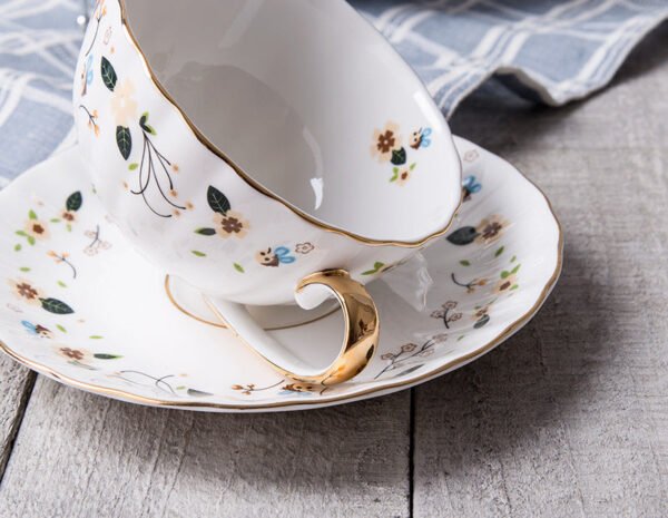 American-European Country Style Ceramic Coffee Cup and Saucer Set Tea Cup for Afternoon Tea with Latte Art Design Gift Box with Gold Trim