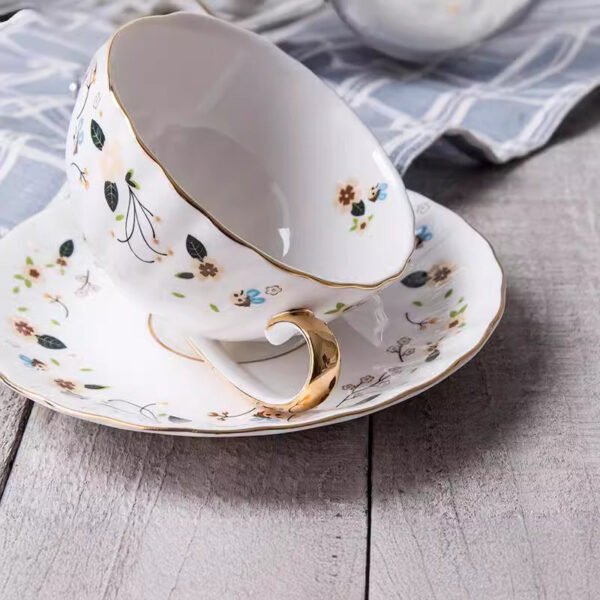 American-European Country Style Ceramic Coffee Cup and Saucer Set Tea Cup for Afternoon Tea with Latte Art Design Gift Box with Gold Trim